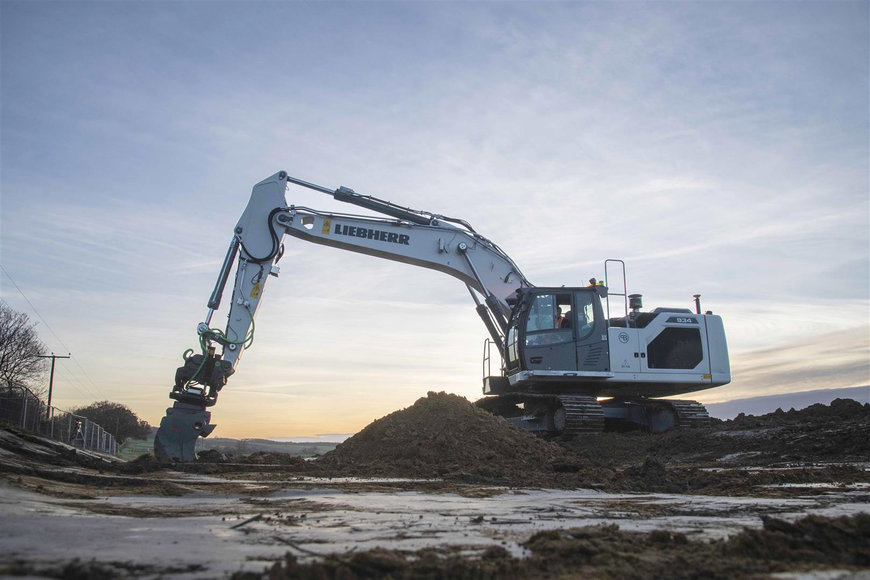 Una novedad mundial en Gran Bretaña: el suministro de la primera excavadora hidráulica Liebherr con un sistema de control Leica Geosystems equipado de fábrica